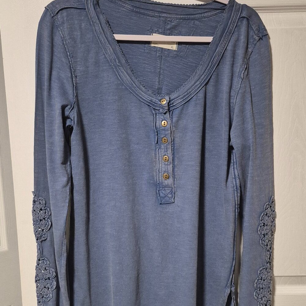 "WE THE FREE " Henley Top - Unique crochet sleeves.  XL ( Fits Size 10-14)